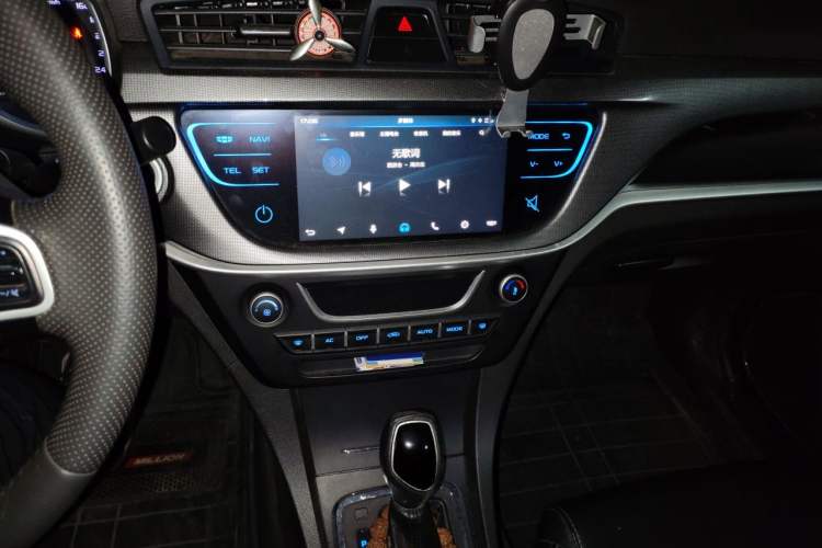 Used Geely Auto Emgrand 2017 Sedan Million Edition 1.5L CVT Upward Connectivity Version Audio And AC Panel
