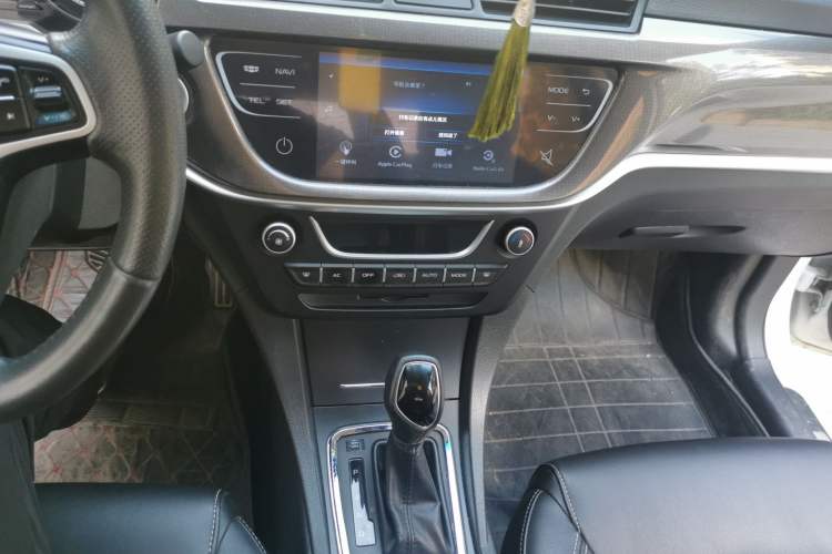 Used Geely Auto Emgrand 2017 Sedan Million Edition 1.5L CVT Upward Version Audio And AC Panel