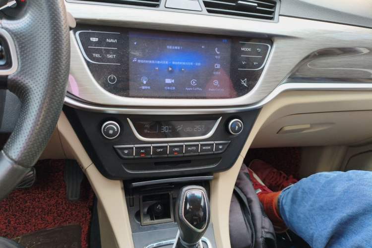 Used Geely Auto Emgrand 2017 Sedan Million Edition 1.5L CVT Luxury Model Audio And AC Panel