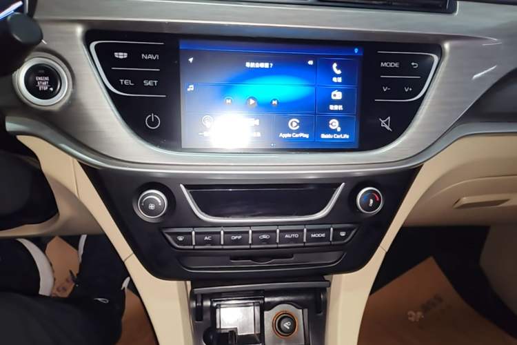 Used Geely Auto Emgrand 2017 Sedan Million Edition 1.5L Manual Luxury Model Audio And AC Panel