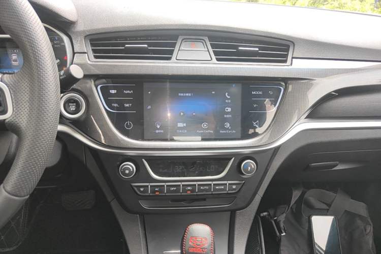 Used Geely Auto Emgrand 2017 Sedan Million Edition 1.5L CVT Upward Version Audio And AC Panel