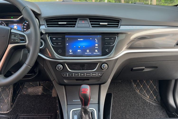 Used Geely Auto Emgrand 2017 Sedan Million Edition 1.5L CVT Upward Version Audio And AC Panel