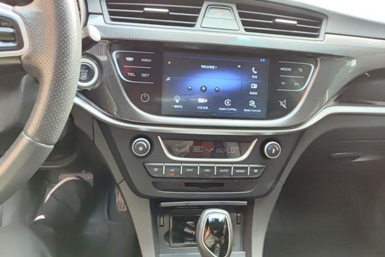 Used Geely Auto Emgrand 2017 Hatchback RS Million Edition 1.5L CVT Upward Version Audio And AC Panel