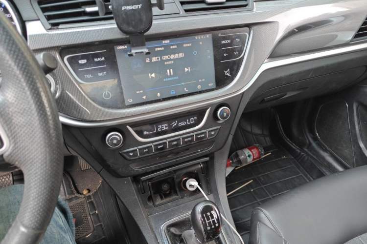 Used Geely Auto Emgrand 2017 Sedan Million Edition 1.5L Manual Upward Connect Version Audio And AC Panel