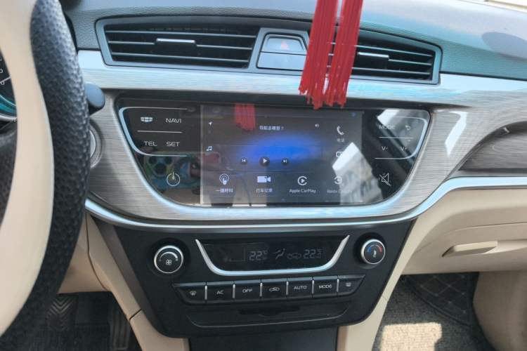 Used Geely Auto Emgrand 2017 Sedan Million Edition 1.5L Manual Luxury Model Audio And AC Panel