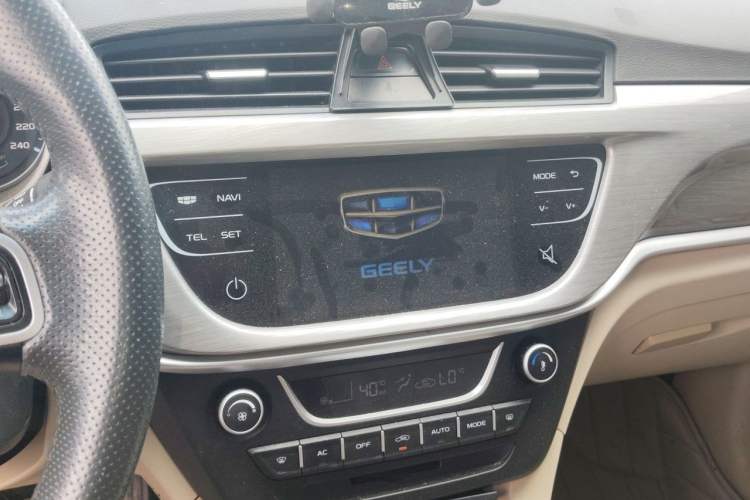 Used Geely Auto Emgrand 2017 Sedan Million Edition 1.5L CVT Luxury Model Audio And AC Panel