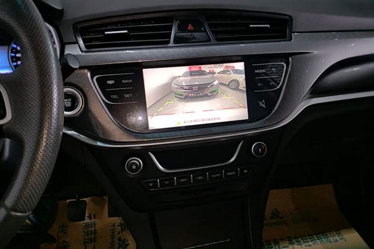 Used Geely Auto Emgrand 2017 Sedan Million Edition 1.5L Manual Upward Connect Version Audio And AC Panel