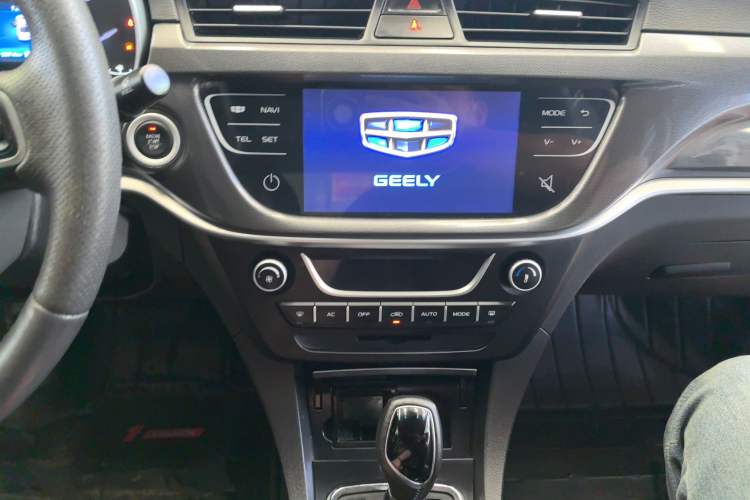 Used Geely Auto Emgrand 2017 Sedan Million Edition 1.5L CVT Upward Version Audio And AC Panel