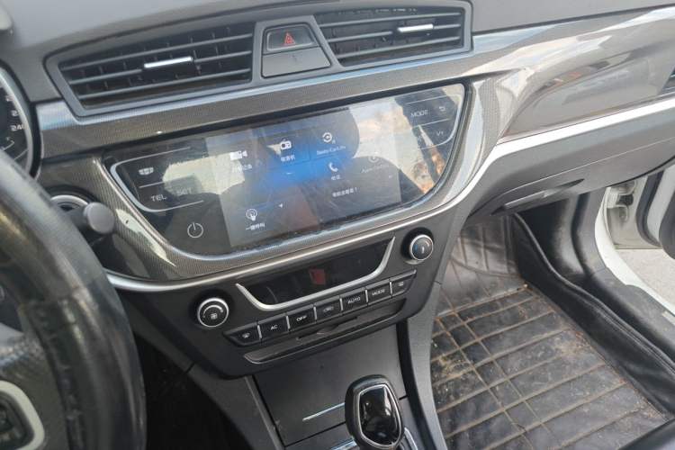 Used Geely Auto Emgrand 2017 Sedan Million Edition 1.5L CVT Upward Version Audio And AC Panel