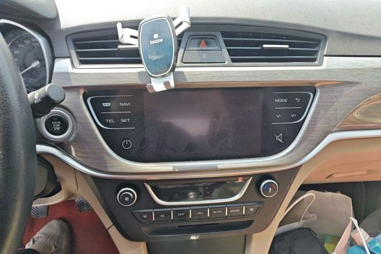 Used Geely Auto Emgrand 2017 Sedan Million Edition 1.5L Manual Luxury Model Audio And AC Panel