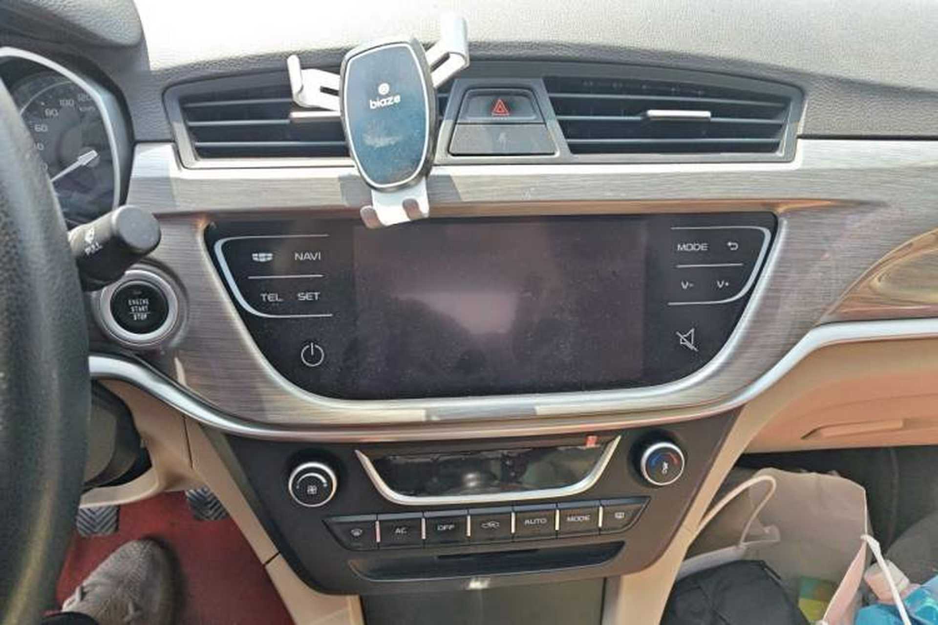 Used Geely Auto Emgrand 2017 Sedan Million Edition 1.5L Manual Luxury Model Audio And AC Panel