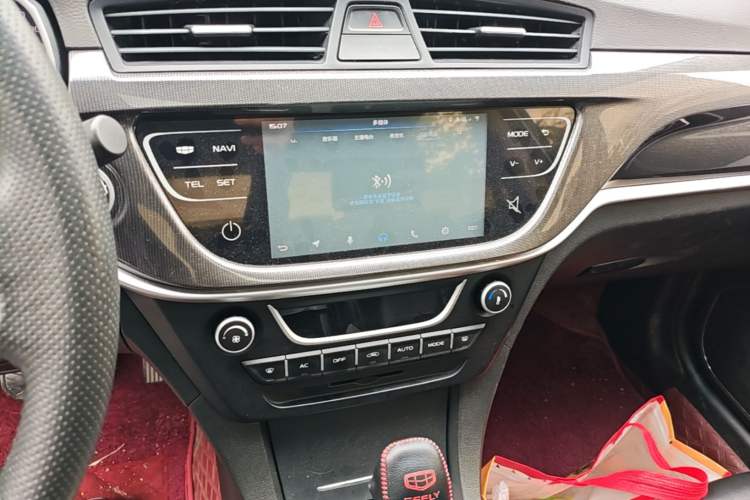 Used Geely Auto Emgrand 2017 Sedan Million Edition 1.5L CVT Upward Version Audio And AC Panel