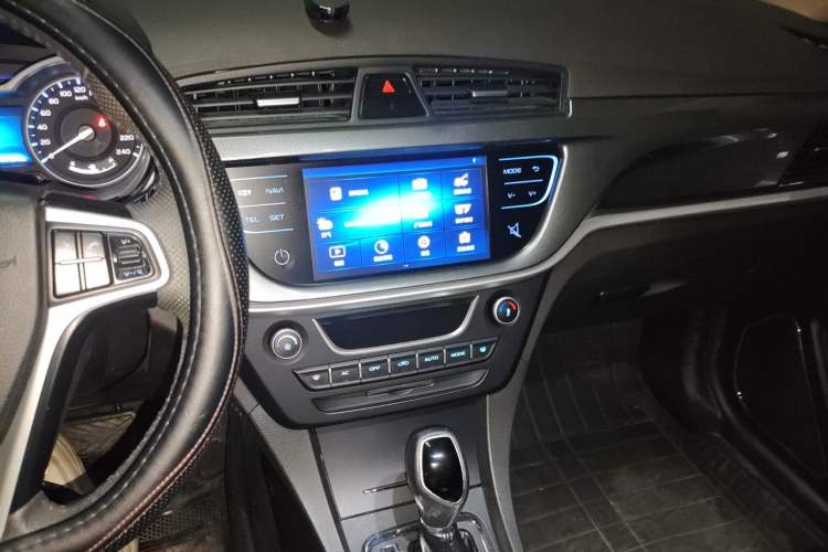 Used Geely Auto Emgrand 2017 Sedan Million Edition 1.5L CVT Upward Connectivity Version Audio And AC Panel