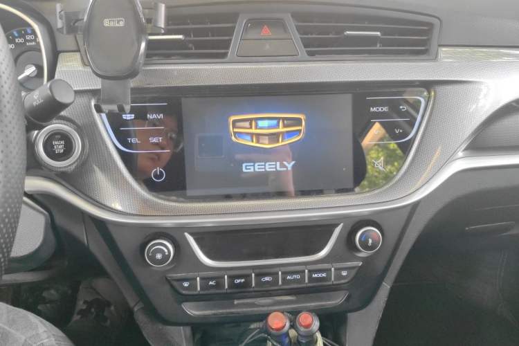 Used Geely Auto Emgrand 2017 Sedan Million Edition 1.5L Manual Upward Connect Version Audio And AC Panel