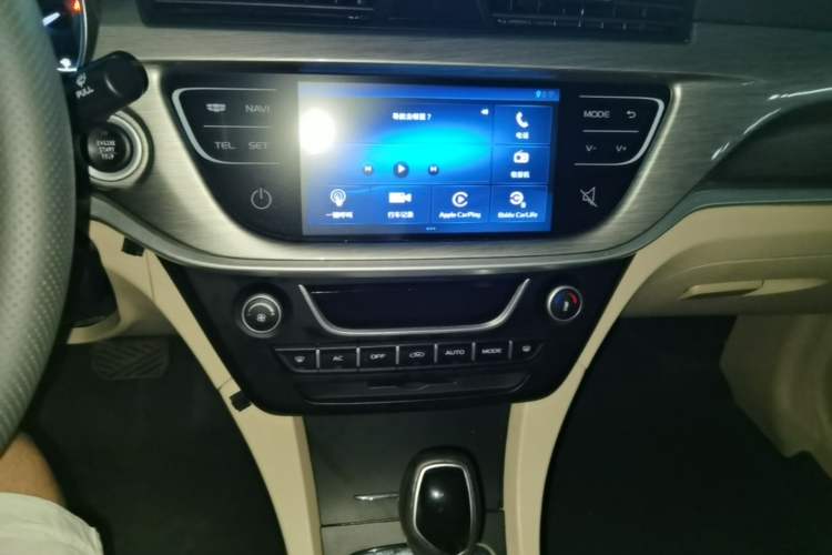Used Geely Auto Emgrand 2017 Sedan Million Edition 1.5L CVT Luxury Model Audio And AC Panel