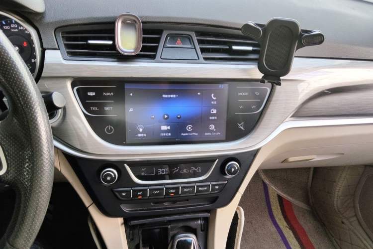 Used Geely Auto Emgrand 2017 Sedan Million Edition 1.5L CVT Luxury Model Audio And AC Panel