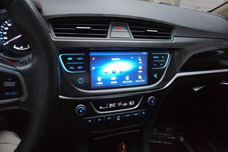 Used Geely Auto Emgrand 2017 Sedan Million Edition 1.5L Manual Luxury Model Audio And AC Panel
