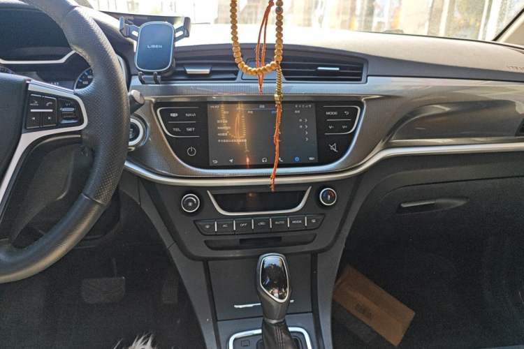 Used Geely Auto Emgrand 2017 Sedan Million Edition 1.5L CVT Upward Connectivity Version Audio And AC Panel