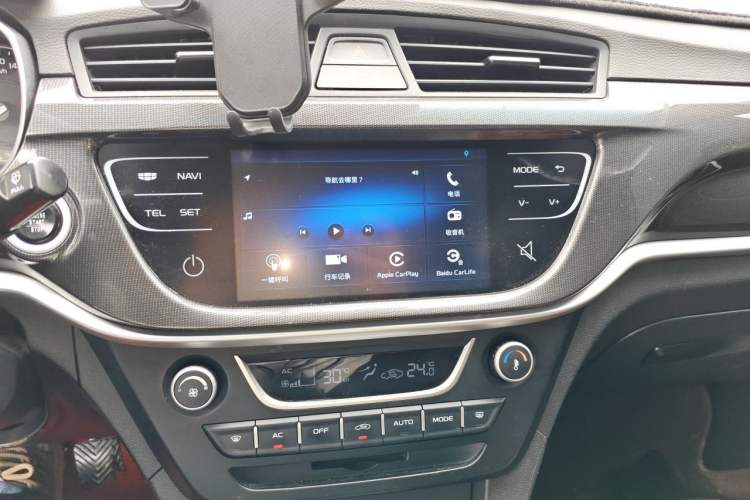 Used Geely Auto Emgrand 2017 Hatchback RS Million Edition 1.5L Manual Upward Version Audio And AC Panel