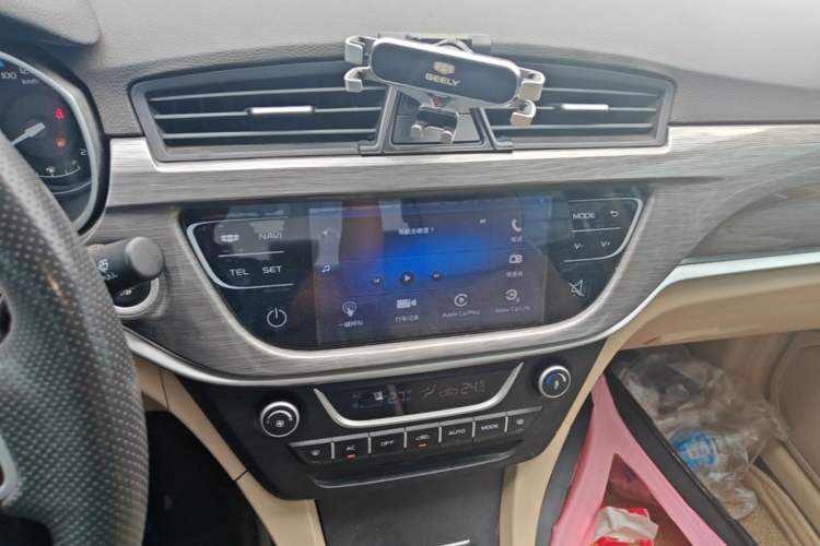 Used Geely Auto Emgrand 2017 Sedan Million Edition 1.5L Manual Luxury Model Audio And AC Panel