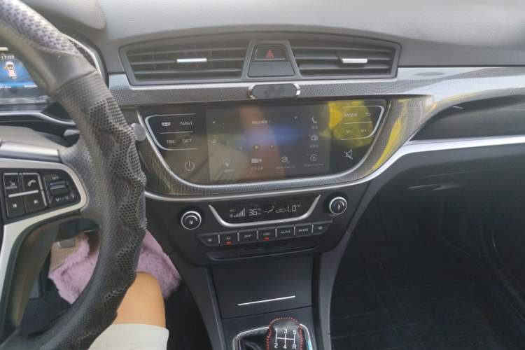 Used Geely Auto Emgrand 2017 Hatchback RS Million Edition 1.5L Manual Upward Version Audio And AC Panel