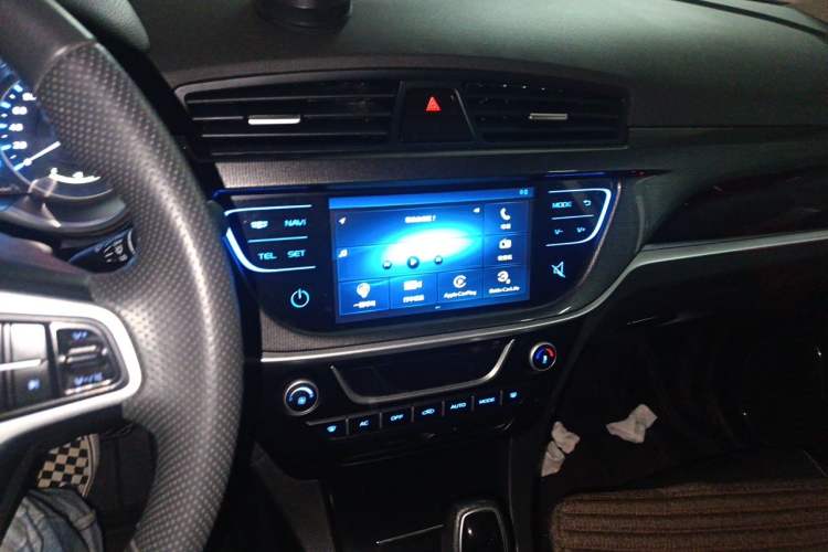 Used Geely Auto Emgrand 2017 Sedan Million Edition 1.5L CVT Upward Version Audio And AC Panel