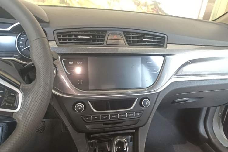 Used Geely Auto Emgrand 2017 Sedan Million Edition 1.5L CVT Upward Version Audio And AC Panel