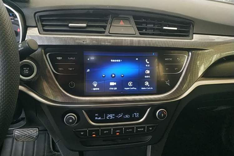 Used Geely Auto Emgrand 2017 Sedan Million Edition 1.5L CVT Upward Version Audio And AC Panel