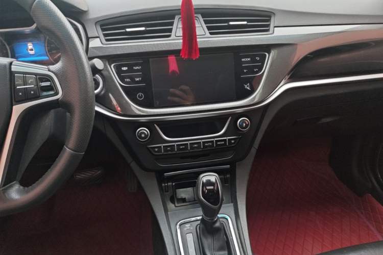 Used Geely Auto Emgrand 2017 Sedan Million Edition 1.5L CVT Upward Version Audio And AC Panel