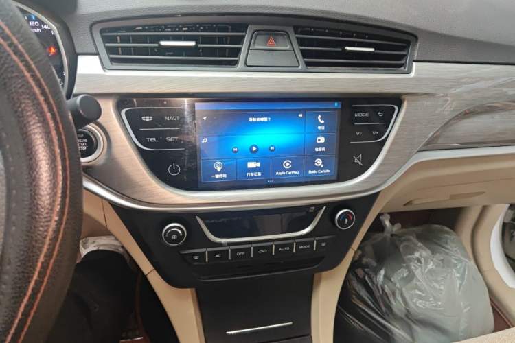 Used Geely Auto Emgrand 2017 Sedan Million Edition 1.5L Manual Luxury Model Audio And AC Panel