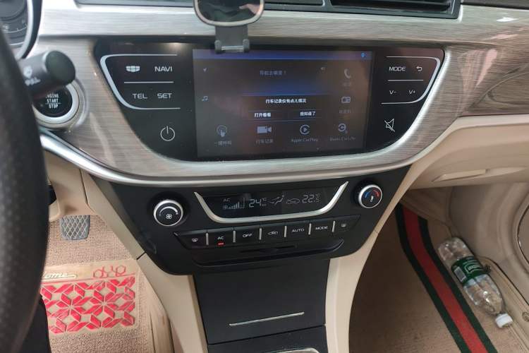 Used Geely Auto Emgrand 2017 Sedan Million Edition 1.5L Manual Luxury Model Audio And AC Panel