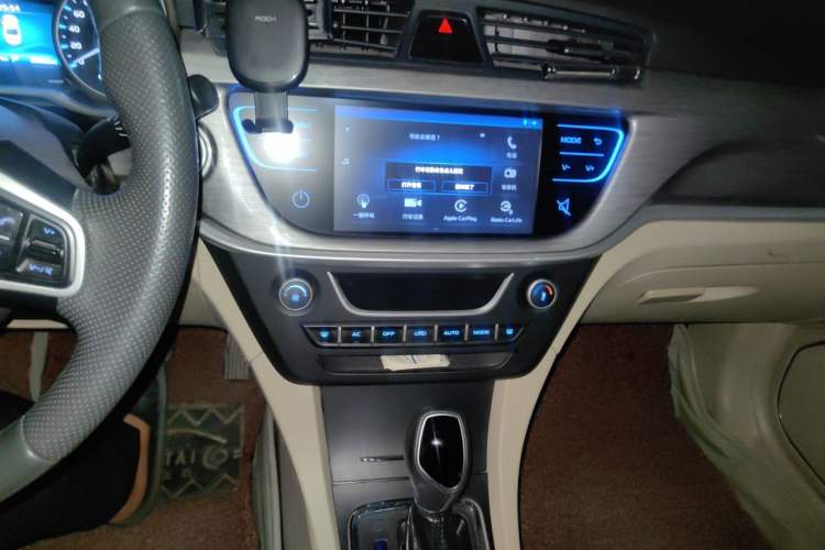 Used Geely Auto Emgrand 2017 Sedan Million Edition 1.5L CVT Luxury Model Audio And AC Panel
