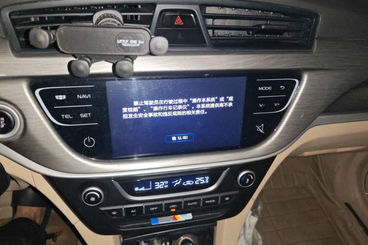 Used Geely Auto Emgrand 2017 Sedan Million Edition 1.5L CVT Luxury Model Audio And AC Panel