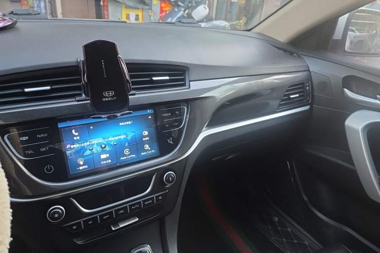 Used Geely Auto Emgrand 2017 Sedan Million Edition 1.5L CVT Upward Version Audio And AC Panel