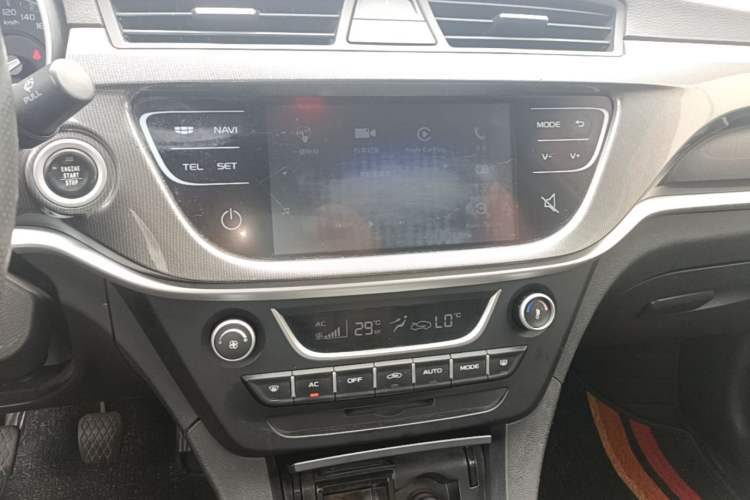 Used Geely Auto Emgrand 2017 Sedan Million Edition 1.5L Manual - Upward Version Audio And AC Panel
