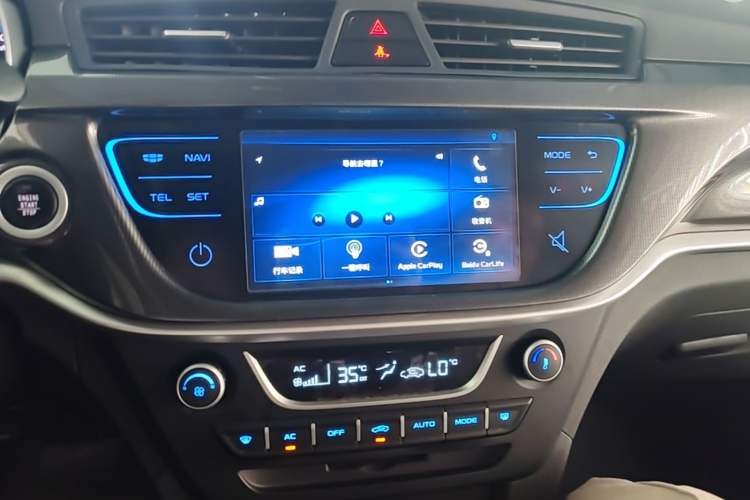 Used Geely Auto Emgrand 2017 Sedan Million Edition 1.5L CVT Upward Version Audio And AC Panel