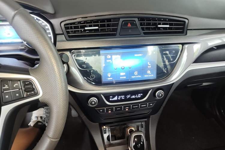 Used Geely Auto Emgrand 2017 Sedan Million Edition 1.5L CVT Upward Version Audio And AC Panel