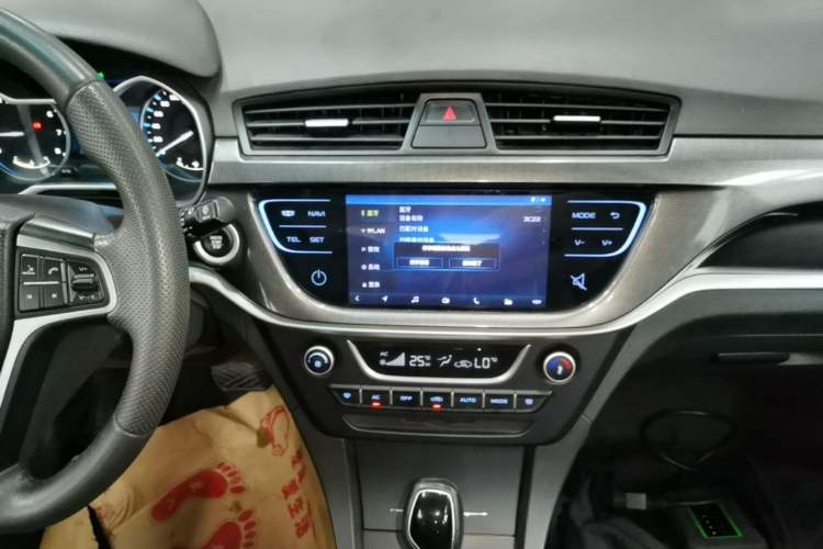 Used Geely Auto Emgrand 2017 Hatchback RS Million Edition 1.5L CVT Upward Version Audio And AC Panel