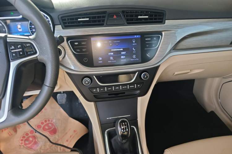 Used Geely Auto Emgrand 2017 Sedan Million Edition 1.5L Manual Luxury Model Audio And AC Panel