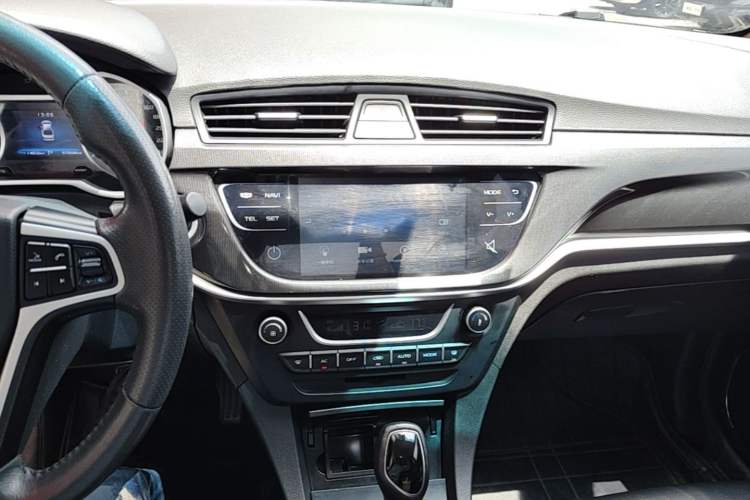 Used Geely Auto Emgrand 2017 Sedan Million Edition 1.5L CVT Upward Version Audio And AC Panel