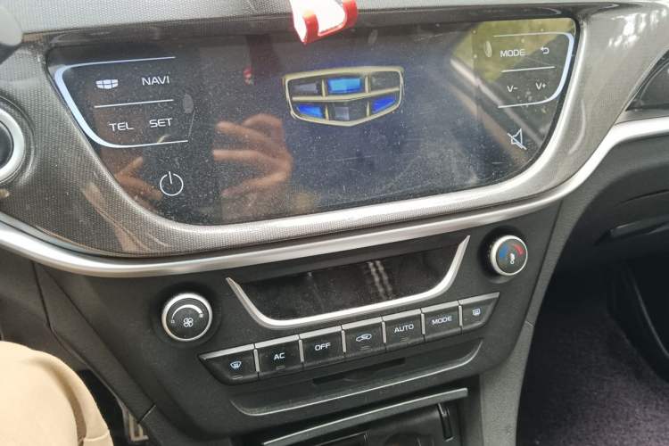 Used Geely Auto Emgrand 2017 Sedan Million Edition 1.5L Manual - Upward Version Audio And AC Panel