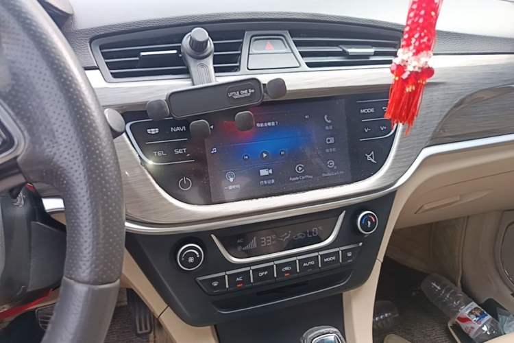 Used Geely Auto Emgrand 2017 Sedan Million Edition 1.5L CVT Luxury Model Audio And AC Panel