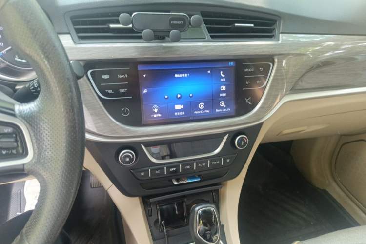 Used Geely Auto Emgrand 2017 Sedan Million Edition 1.5L CVT Luxury Model Audio And AC Panel