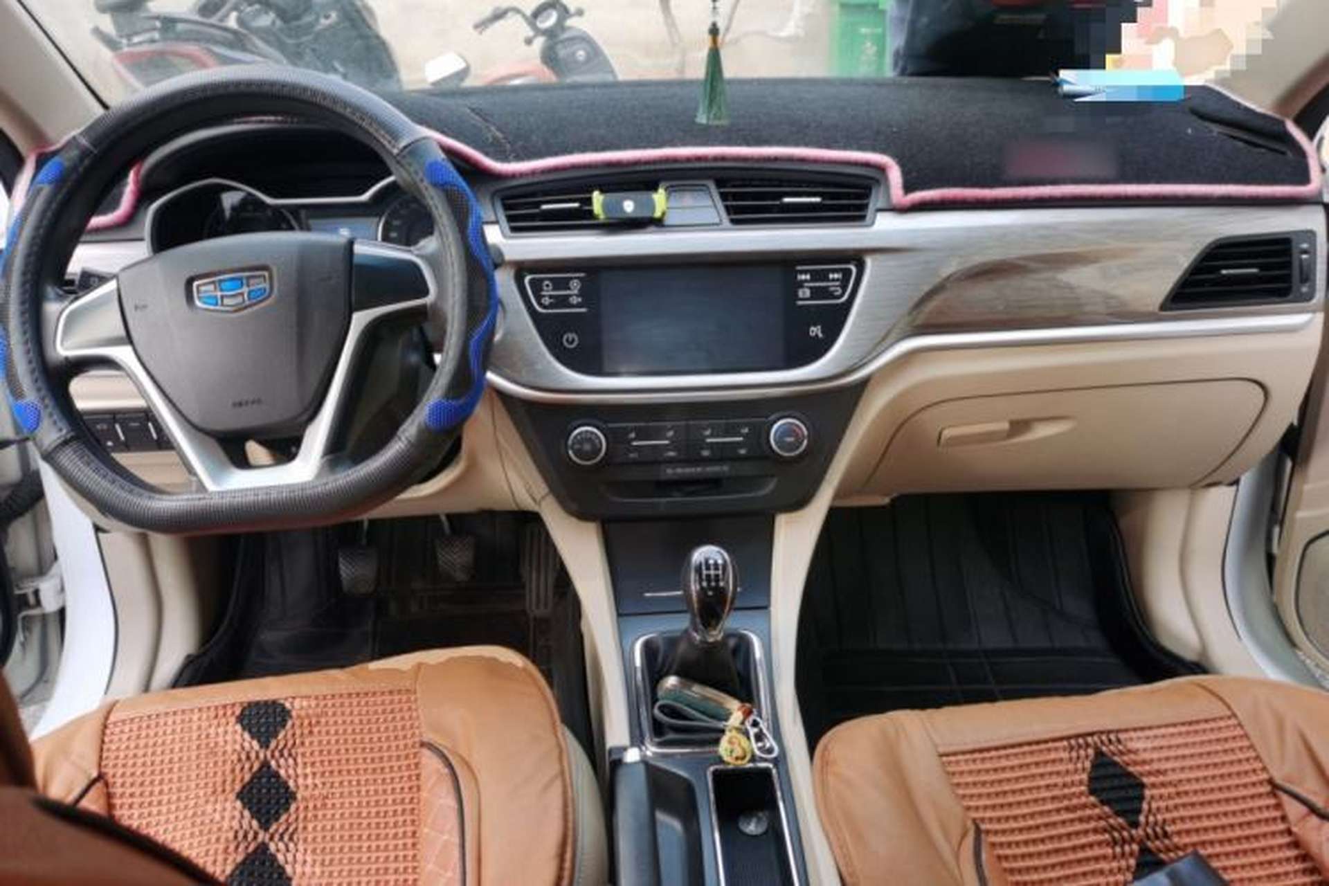 Used Geely Auto Emgrand 2017 Sedan Million Edition 1.5L Manual Fashion Model Center Console