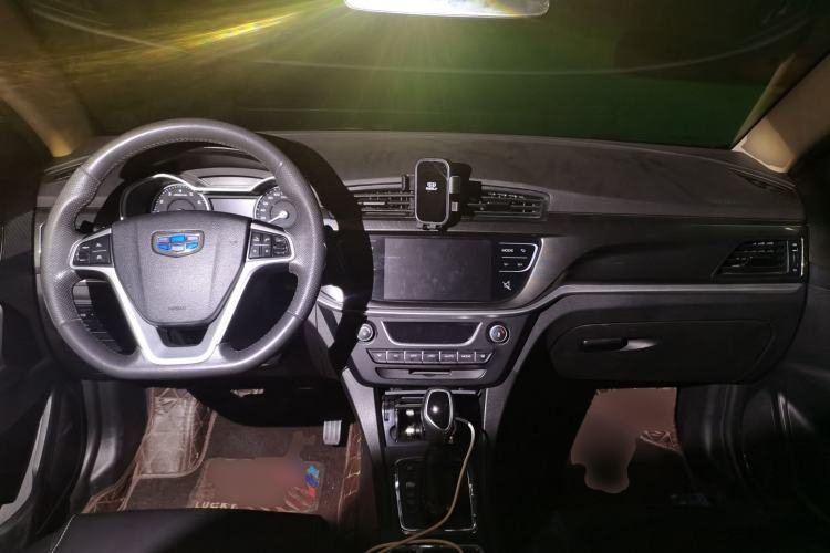Used Geely Auto Emgrand 2017 Sedan Million Edition 1.5L CVT Upward Version Center Console