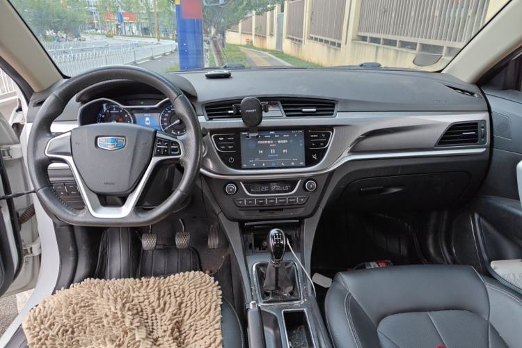 Used Geely Auto Emgrand 2017 Sedan Million Edition 1.5L Manual Upward Connect Version Center Console