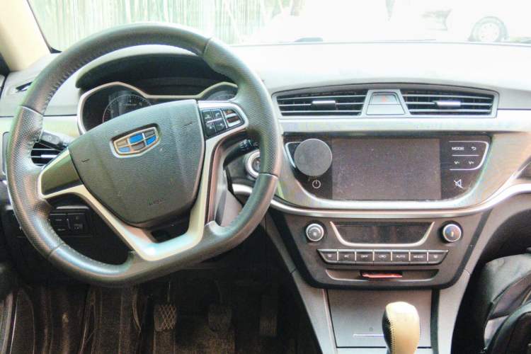 Used Geely Auto Emgrand 2017 Sedan Million Edition 1.5L Manual - Upward Version Center Console