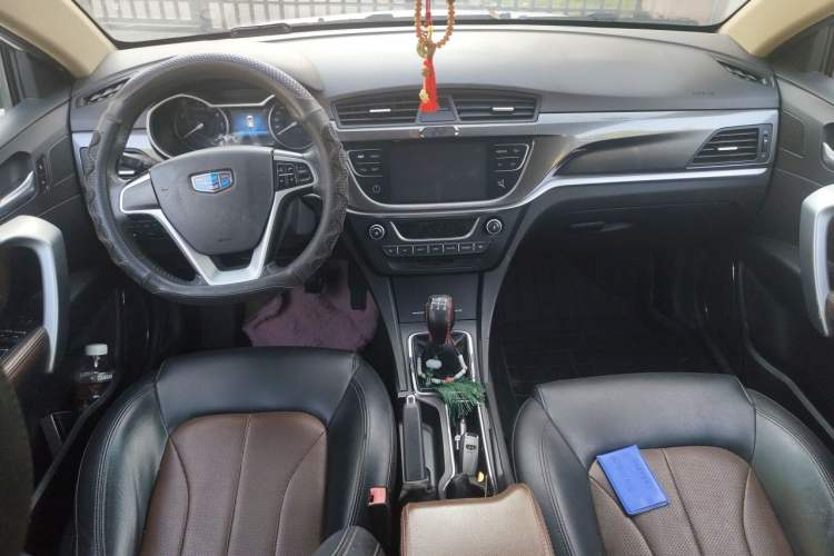 Used Geely Auto Emgrand 2017 Hatchback RS Million Edition 1.5L Manual Upward Version Center Console
