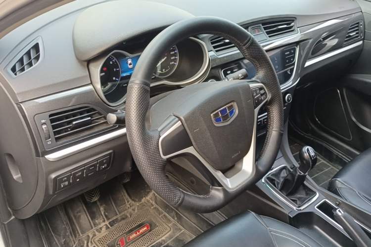 Used Geely Auto Emgrand 2017 Sedan Million Edition 1.5L Manual - Upward Version Center Console