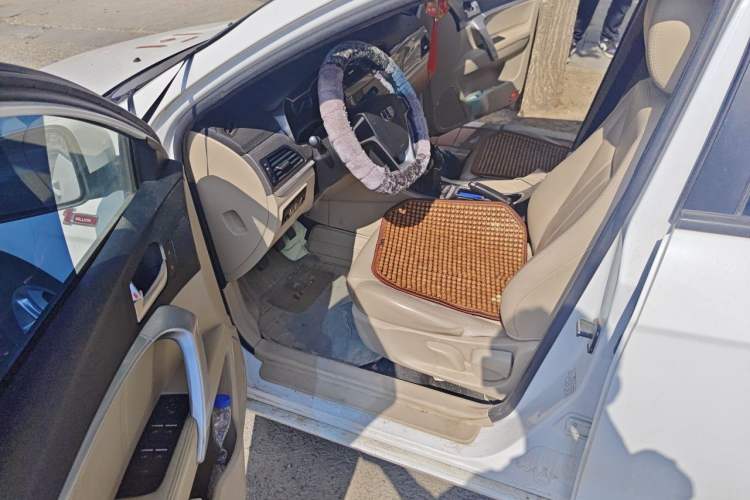 Used Geely Auto Emgrand 2017 Sedan Million Edition 1.5L Manual Luxury Model Driver Seat